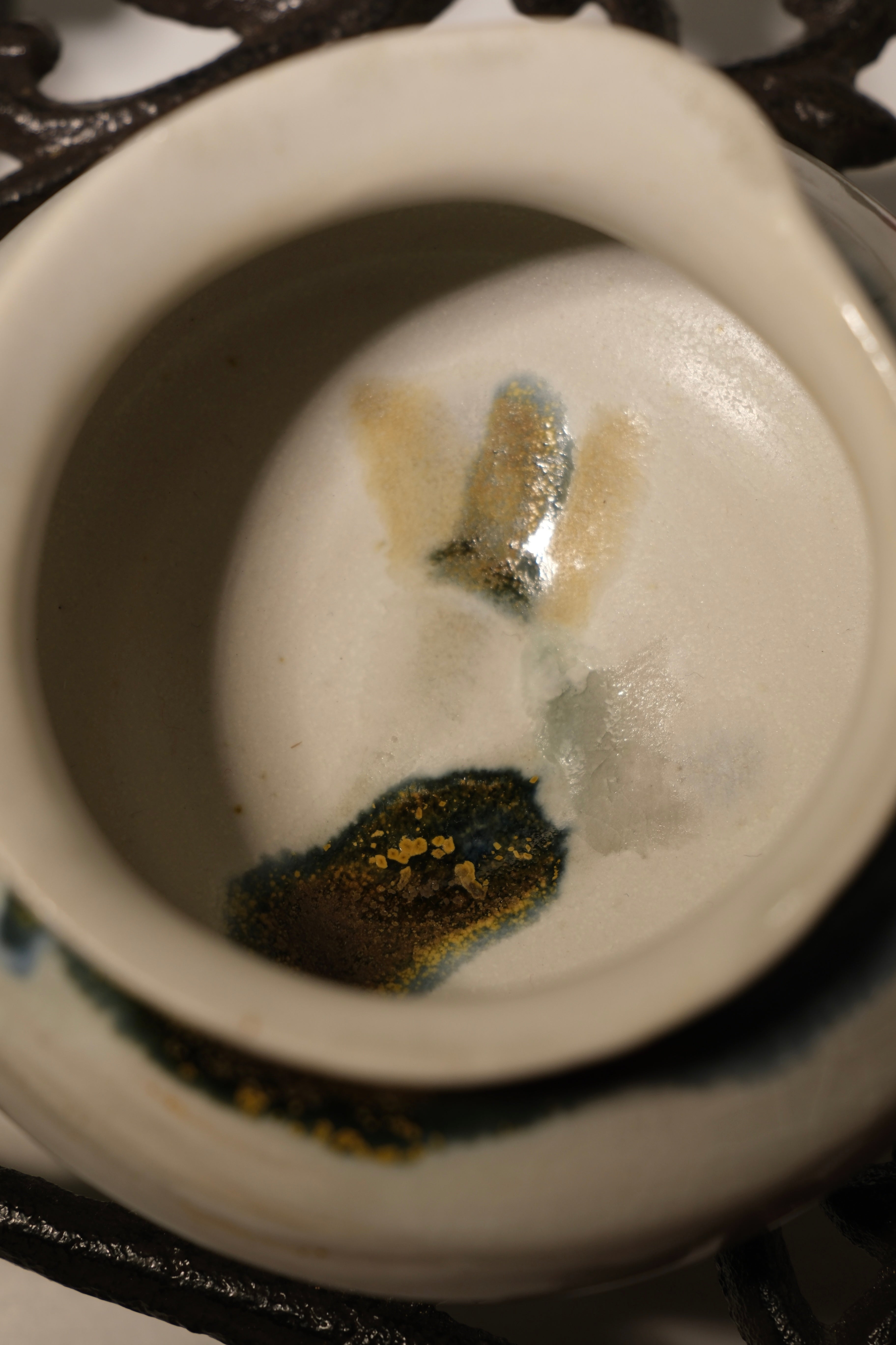 Pot called “Bitter Bottom”