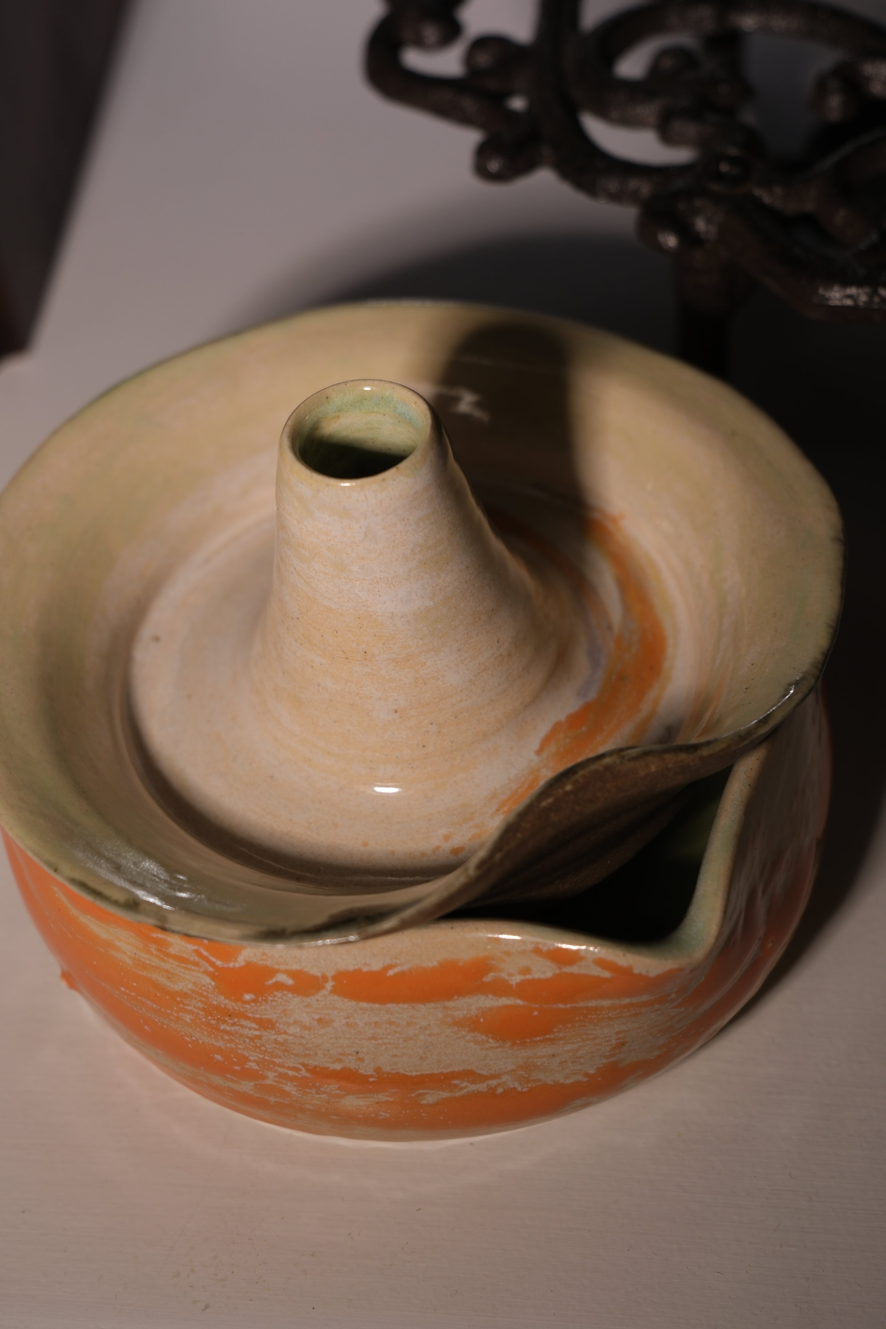 Whisk holder called “fountain of dune”