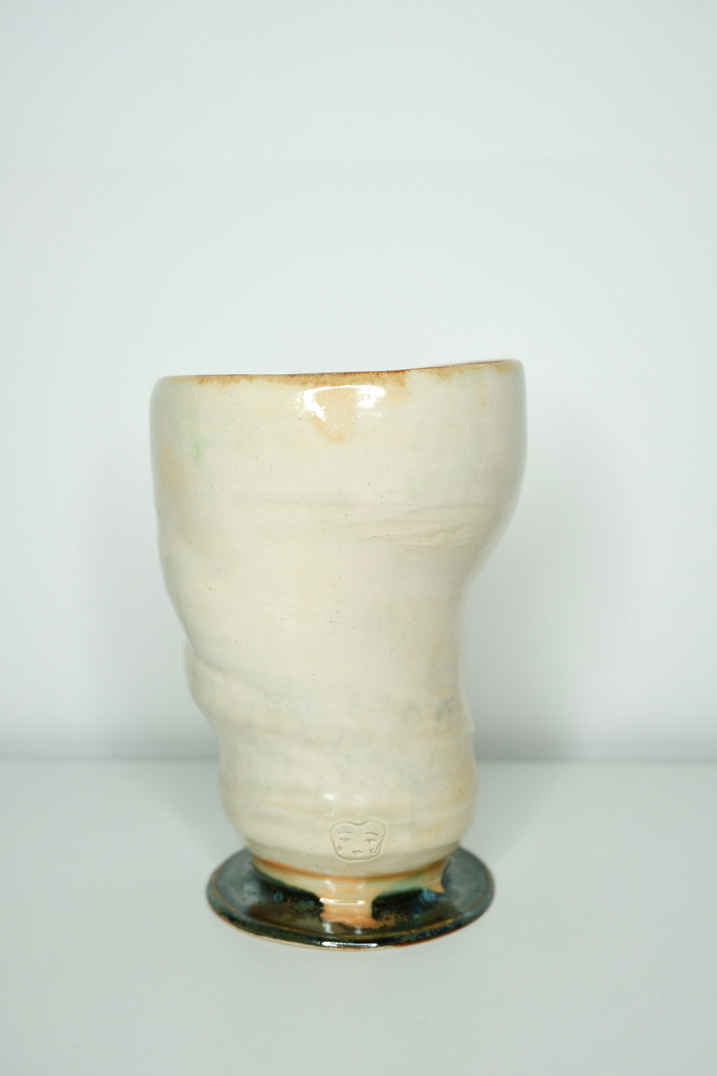 Little vase called “flower spaceship”
