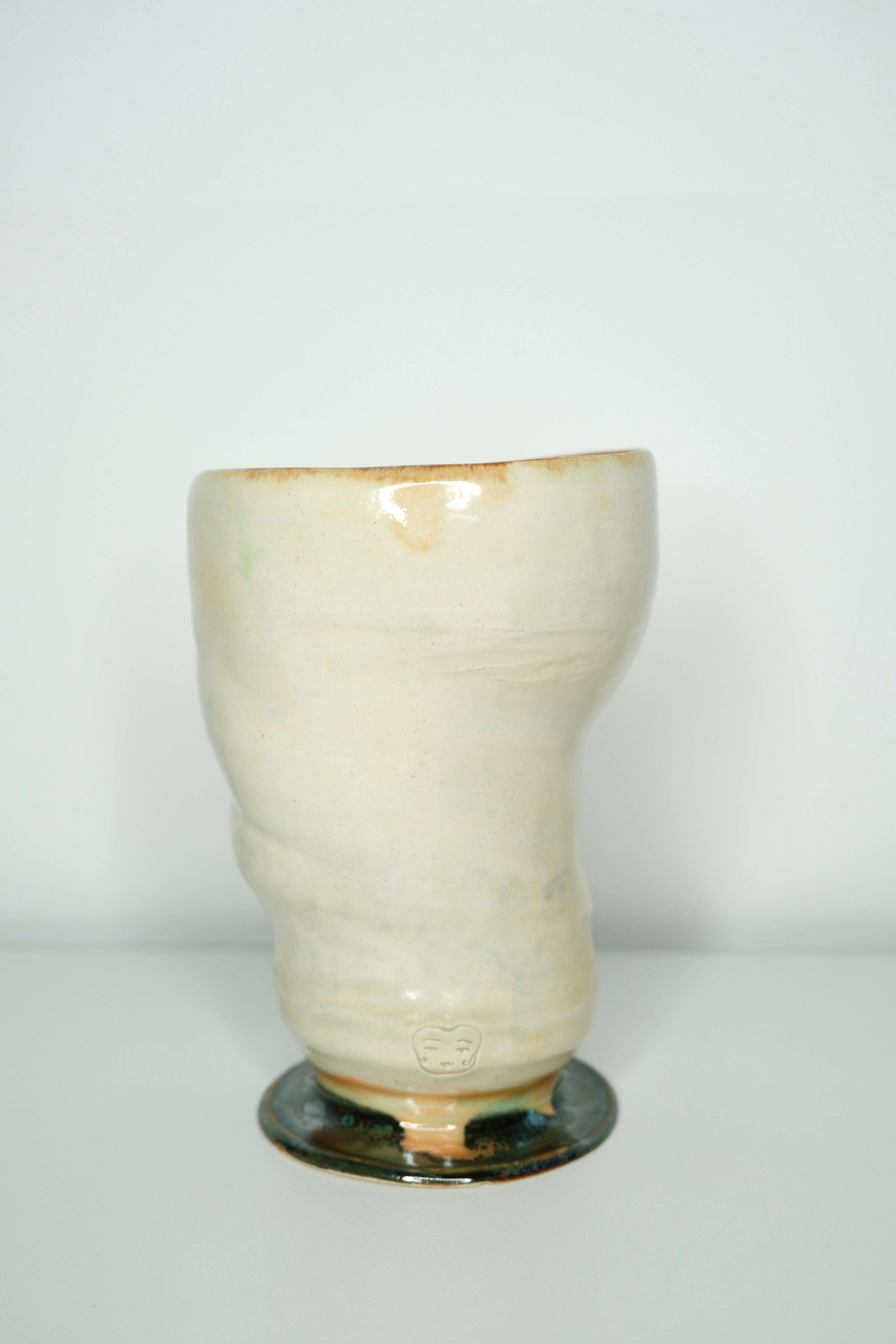 Little vase called “flower spaceship”