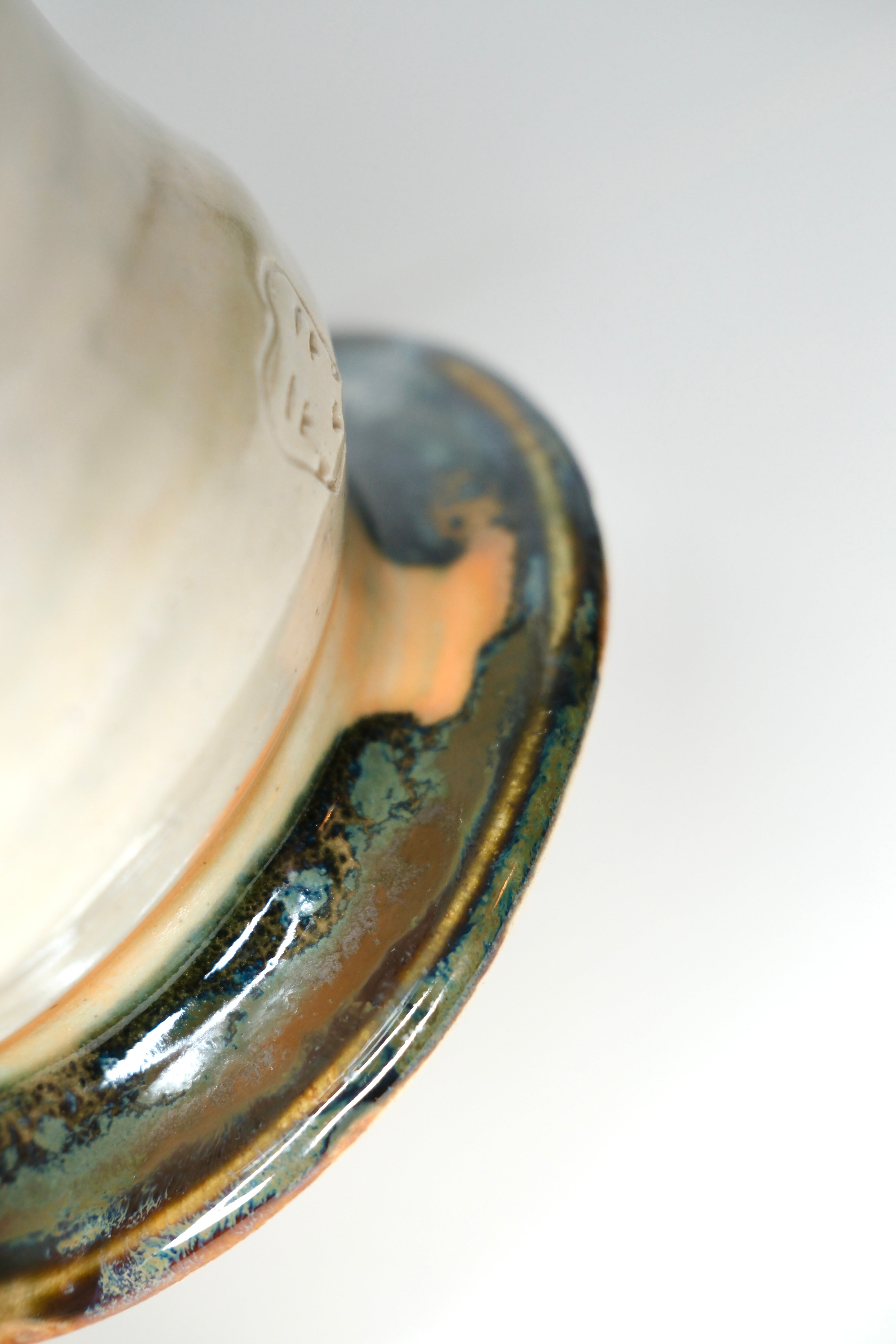 Little vase called “flower spaceship”
