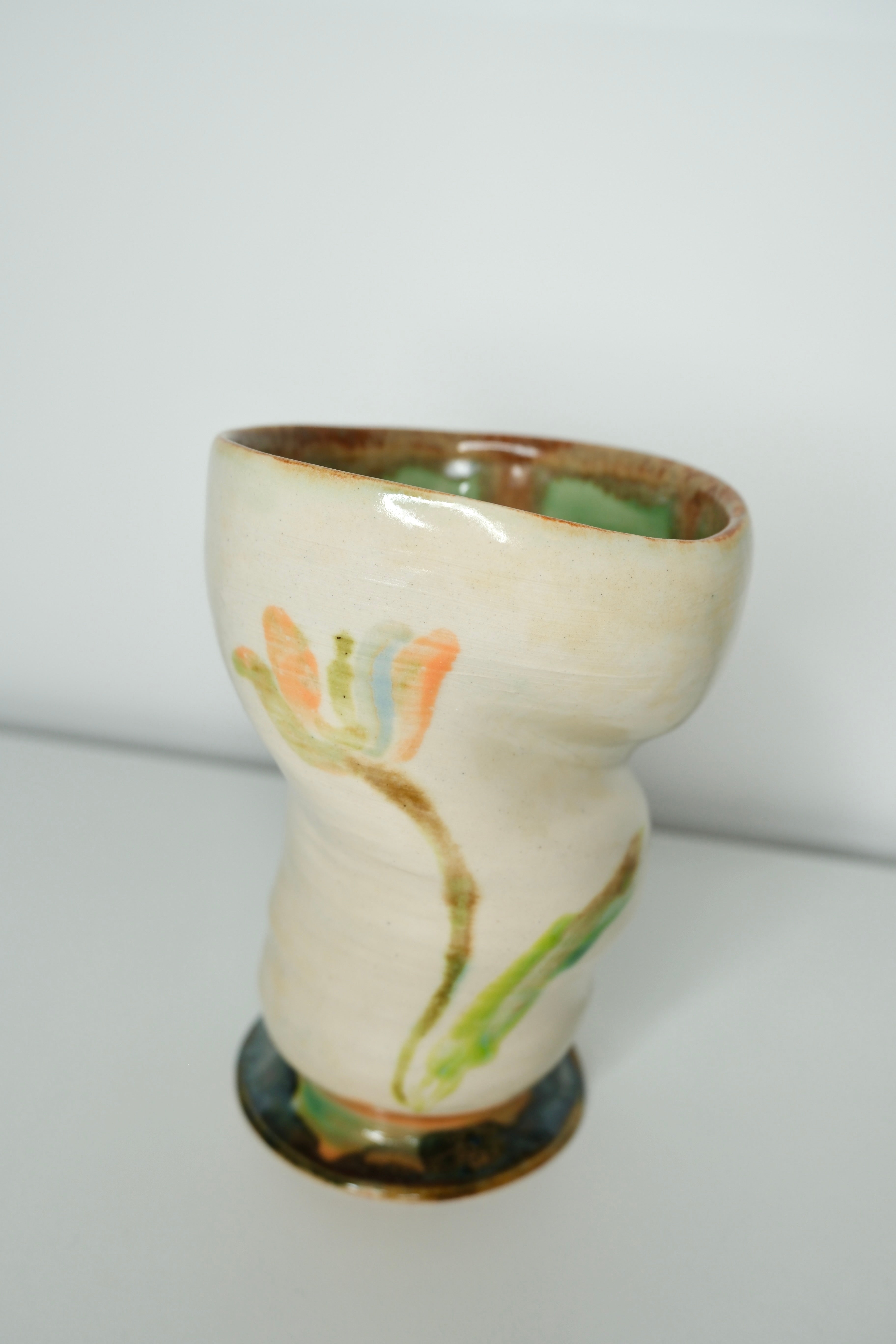 Little vase called “flower spaceship”