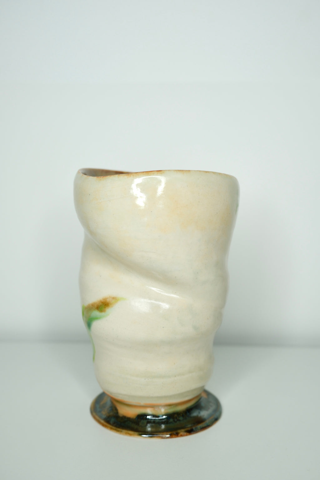 Little vase called “flower spaceship”