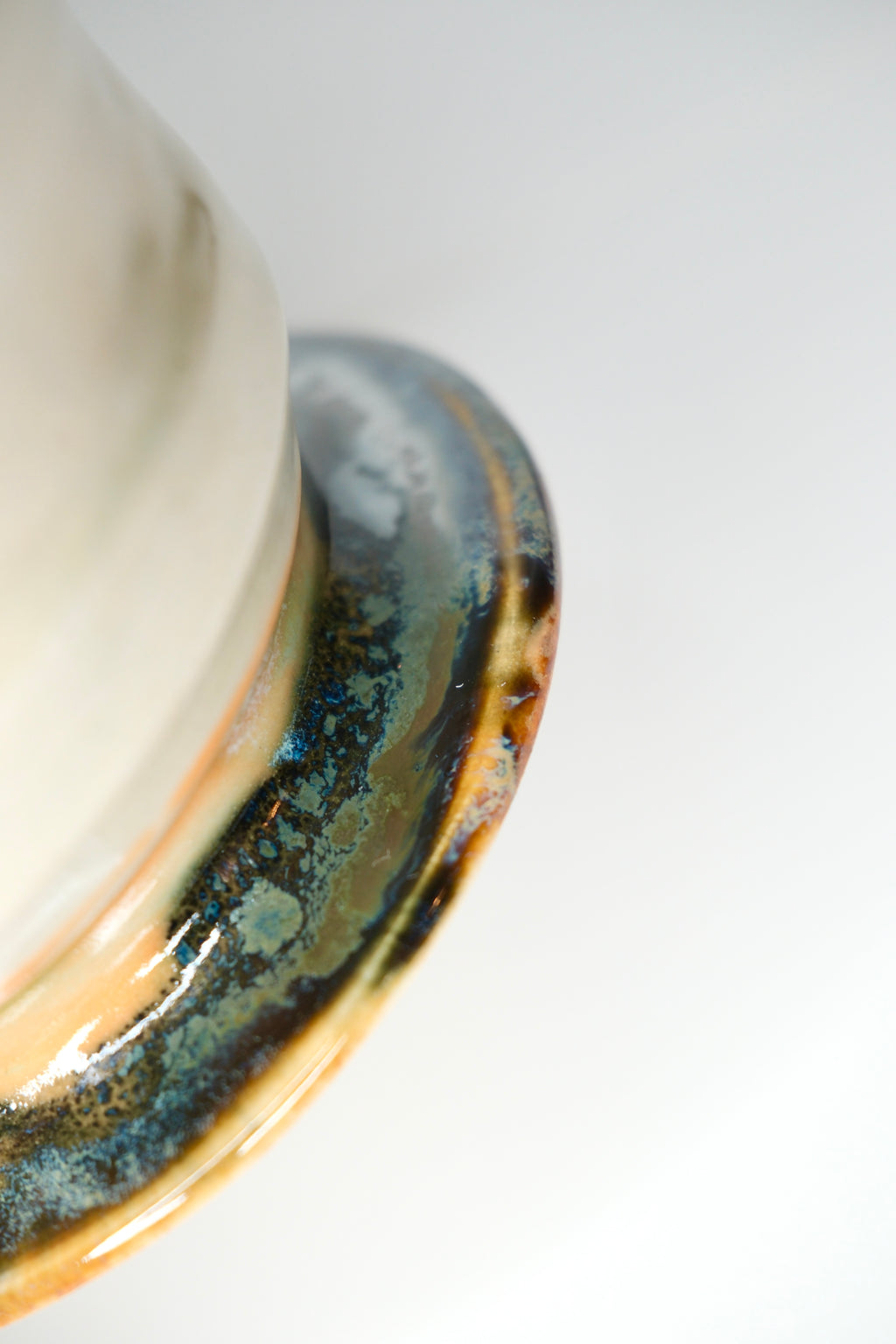 Little vase called “flower spaceship”