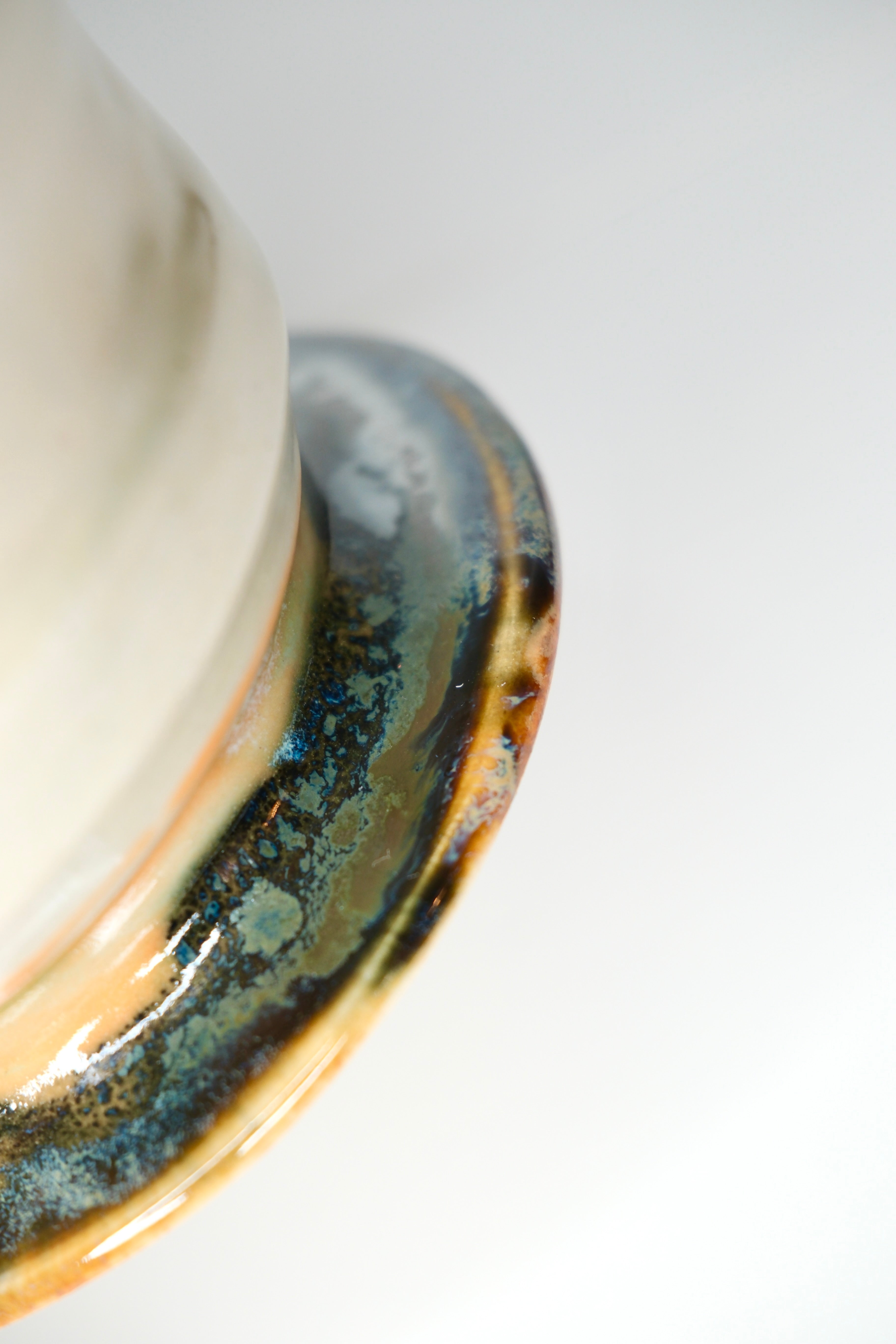 Little vase called “flower spaceship”