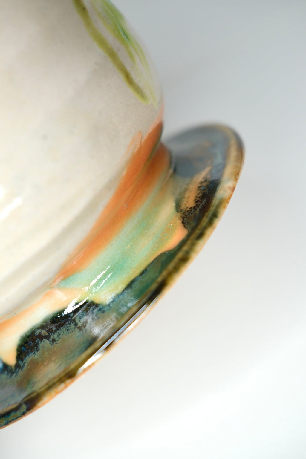 Little vase called “flower spaceship”